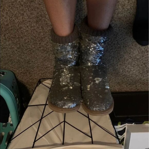 Vs pink rare silver /blue mermaid sequin Mukluk Ugg slipper boot’s /shoes M 7/8 - Picture 8 of 9